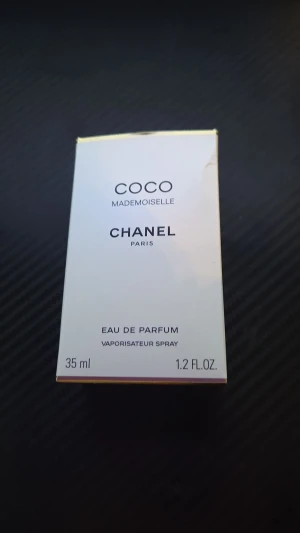 Coco Mademoiselle Eau de Parfum - Chanel Coco Mademoiselle Eau de Parfum, 35 ml. Tillverkad i Frankrike. Ingredienser: alkohol, parfym, aqua, linalool, limonene, benzyl salicylate, citronellol, geraniol, hexy cinnamal, coumarin, citral, benzyl alcohol, färgämnen m.m. Ikonisk och lyxig doft för dig som vill sticka ut. Använd 2 ggr, original pris 1000. Pris kan diskuteras 