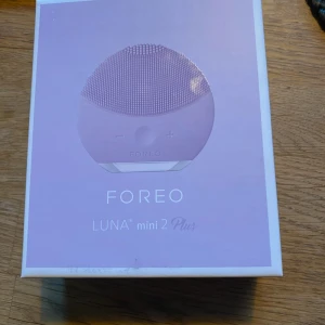 LUNA mini 2 Plus Lavender - Foreo LUNA mini 2 Plus Lavender är en kompakt ansiktsrengöringsborste med anti-aging funktion. Silikonborsten tar bort 99,5% av smuts och olja, förfinar hudtexturen och förbättrar absorptionen av hudvårdsprodukter. Produkten är ny i förpackning, perfekt för alla hudtyper.