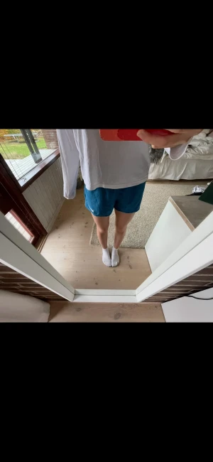 Blå träningsshorts från Nike - Säljer ett par blå träningsshorts från Nike. Dom var kompression shorts under övertyget. 
