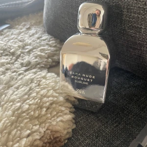 Zara Nude Bouquet Sublime 100ml - Zara Nude Bouquet Sublime Eau de Parfum i en snygg 100ml flaska. Parfymen är använd några enstaka gånger.          Fragrance Profile: Top Notes: Pink Pepper Heart Notes: Lotus Flower Base Notes: Sandalwood
