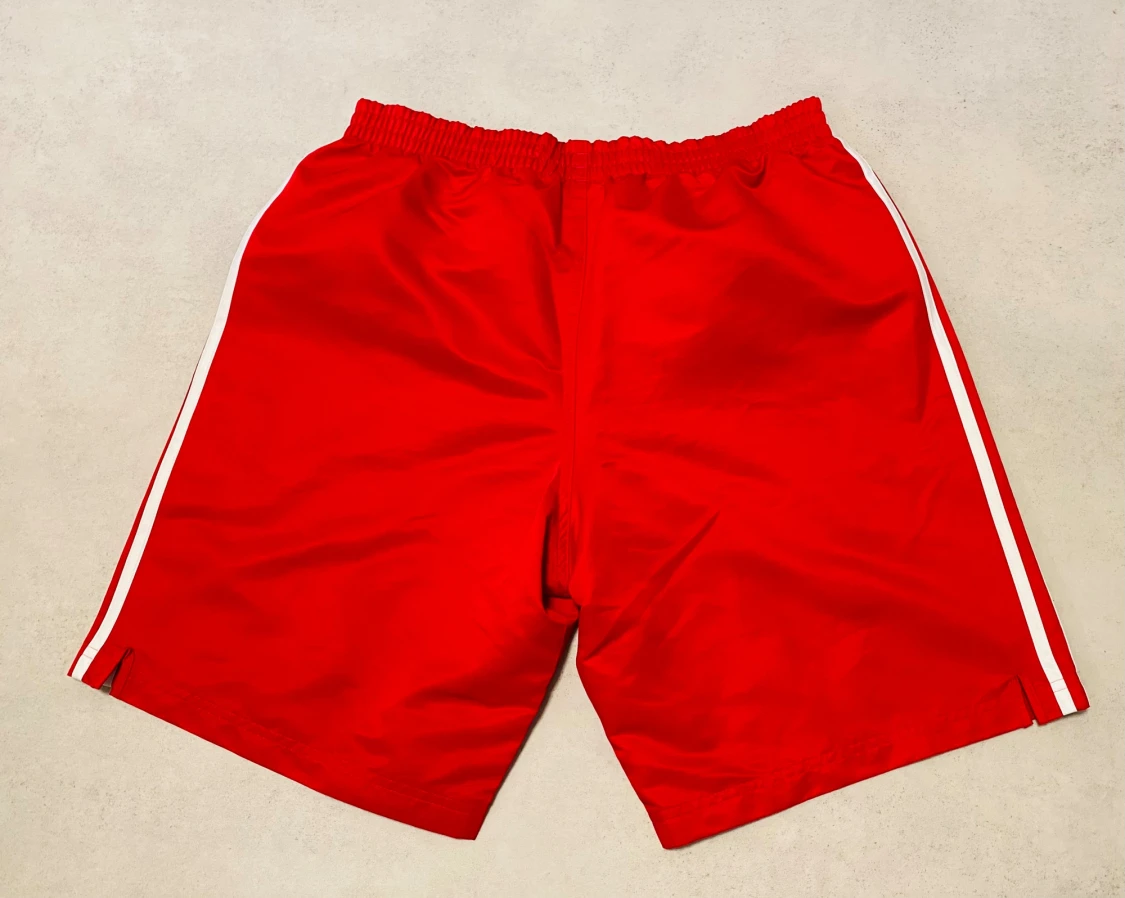 Röda Adidas shorts med vita ränder - 3