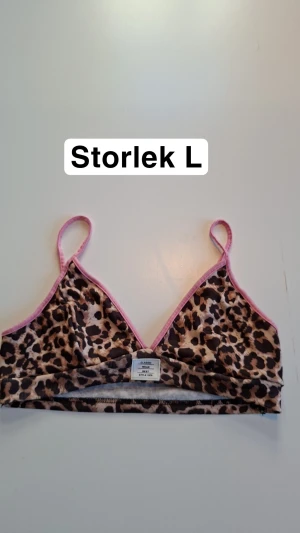 Leopardtopp - En leopard topp från shein i storlek Large. Använd max 2 gånger. Banden är ställbara så du kan själv ställa in hur den sitter över axlarna! Jag postar samma dag som köp sker ❤️ djur och rökfritt hem!