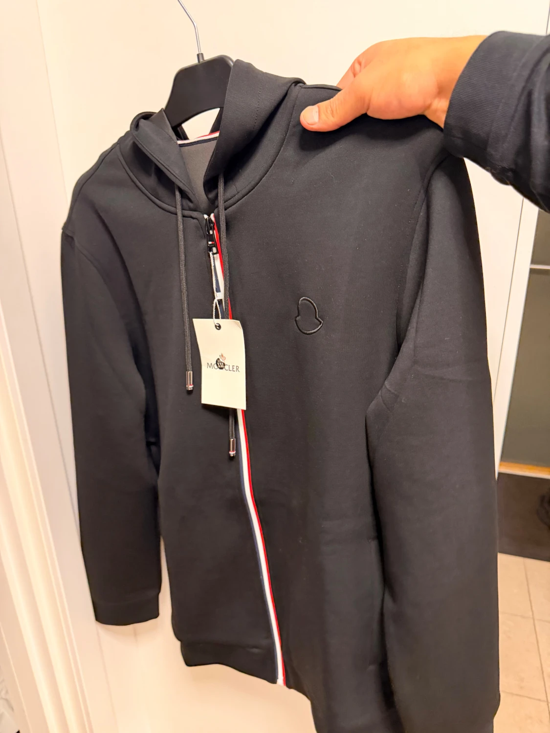 Svart hoodie från Moncler med dragkedja - 2