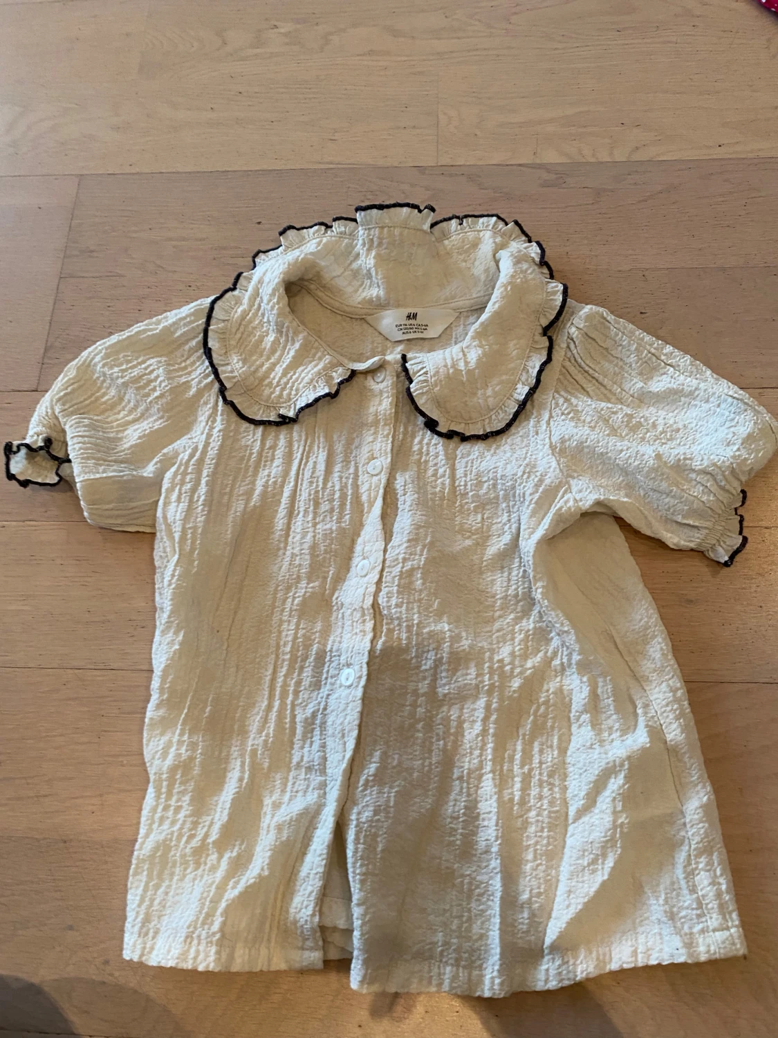 Vit blus med volangkrage från H&M