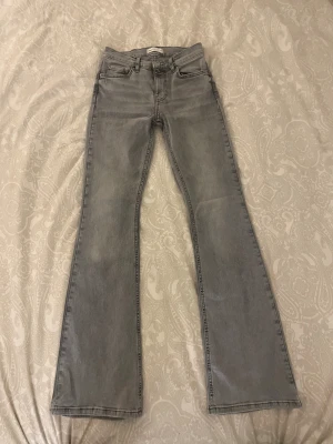 Ljus gråa perfect jeans från Gina Tricot - Snygga ljus gråa jeans från Gina Tricot, modell Perfect Jeans. Bootcut passform med klassisk femficksdesign. Jeansen är tillverkade i mjukt denim och har en ljusgrå tvätt som ger en cool vibe. Perfekt för dig som gillar retrostil och vill sticka ut.