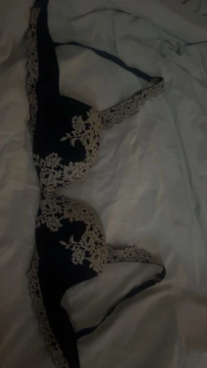 Intimissimi bh - Snygg mörkblå intimissimi bh, storlek 75 C