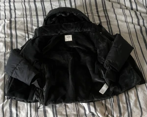 Svart Hollister puffer jacka  - Helt oanvänd jacka från Hollister, deras populära puffer jacka som är i fodrad av mjuk ”fluff” i nästan hela jackan. Det är silver detaljer och silver dragkedja, även dragkedja på fickorna. Jätte mysig jacka men va tyvärr lite liten för mig! 