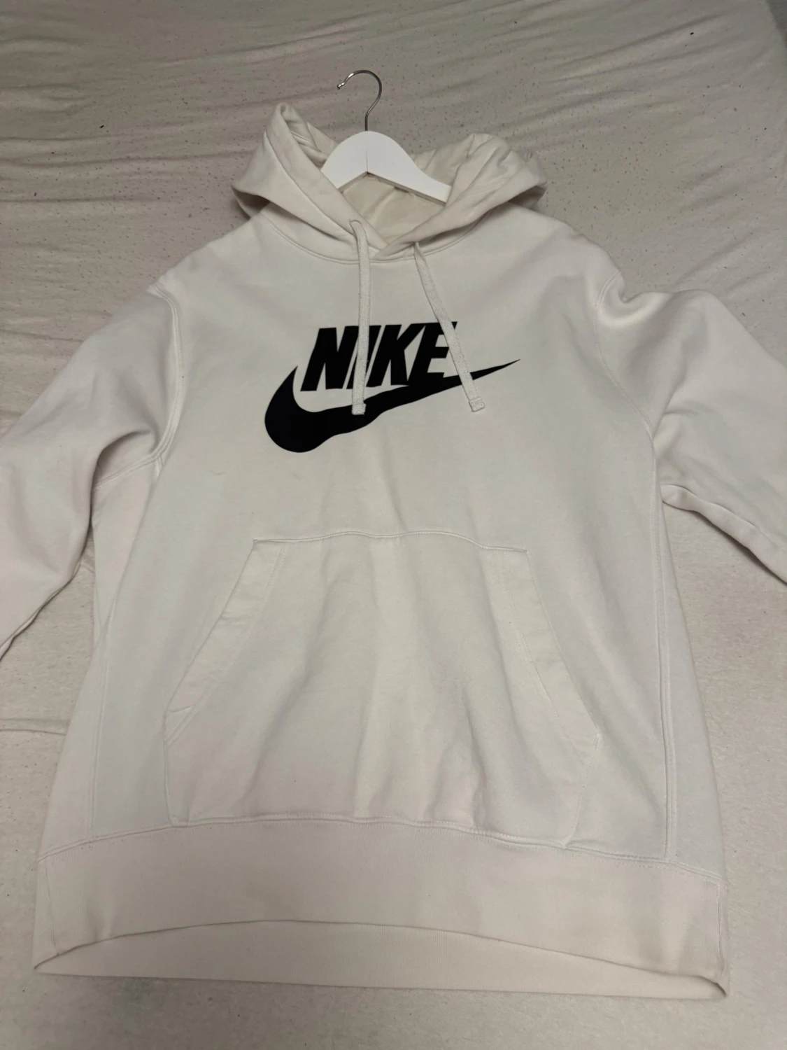 Vit hoodie från Nike med logga