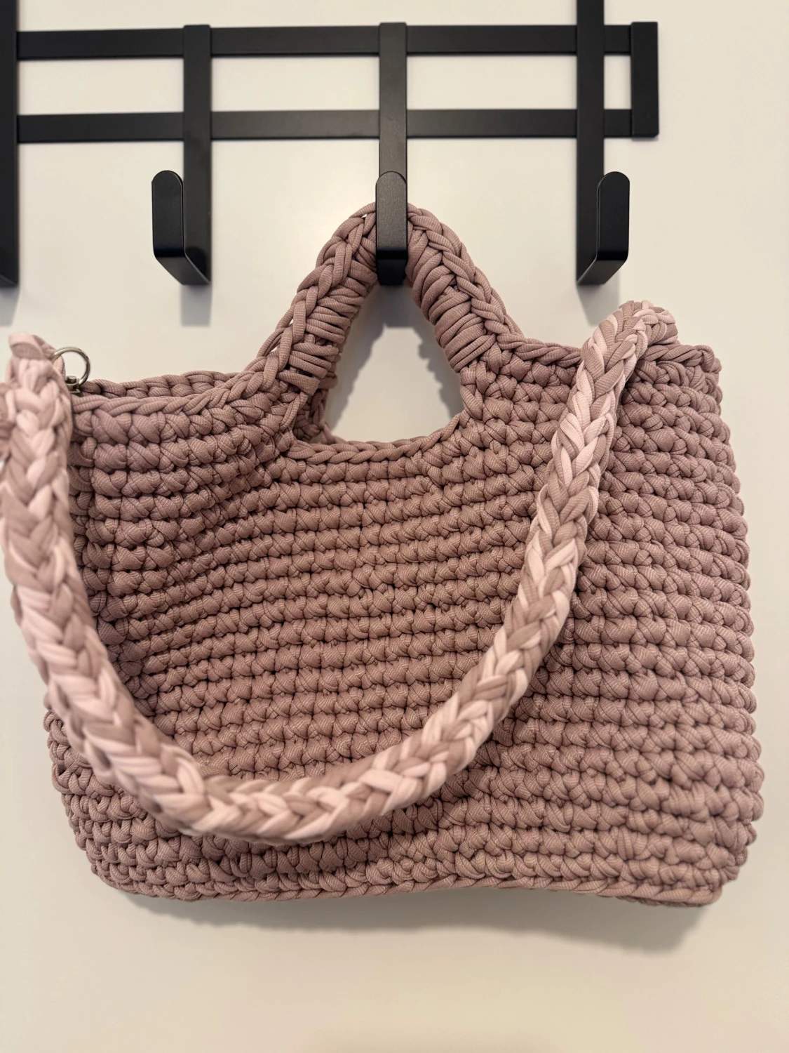 Stickad rosa axelväska med flätat handtag