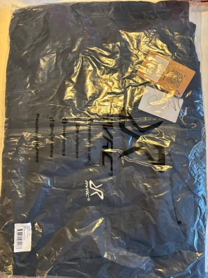 Regnjacka från RevolutionRace - Oanvänd och fortfarande inplastad. Vector 2L Jacka från RevolutionRace.