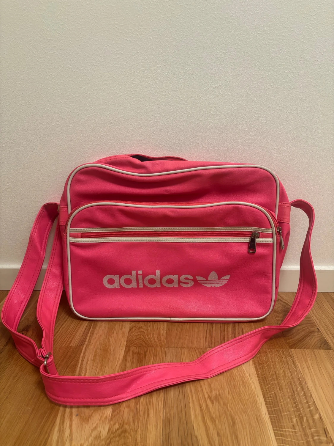 Rosa axelväska från Adidas