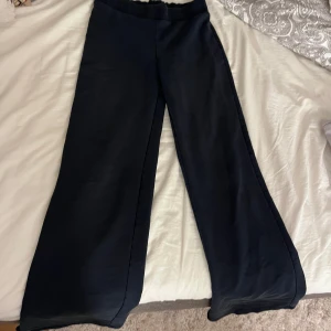 Mörkblå wide mjukisbyxor Lager 157 - Mörkblåa mjukisbyxor med breda ben och elastisk midja. Byxorna har en loose passform och är gjorda i mjukt bomullsmaterial, perfekta för chill dagar. Snöret saknas i midjan och lite spricka i bak som syns på sista bilden🩷