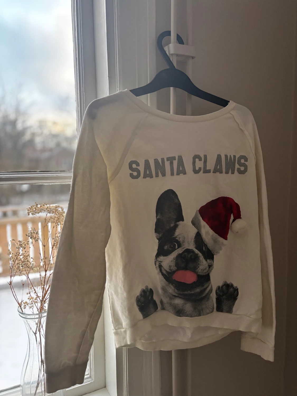 Vit jultröja med hund och tomteluva - 2