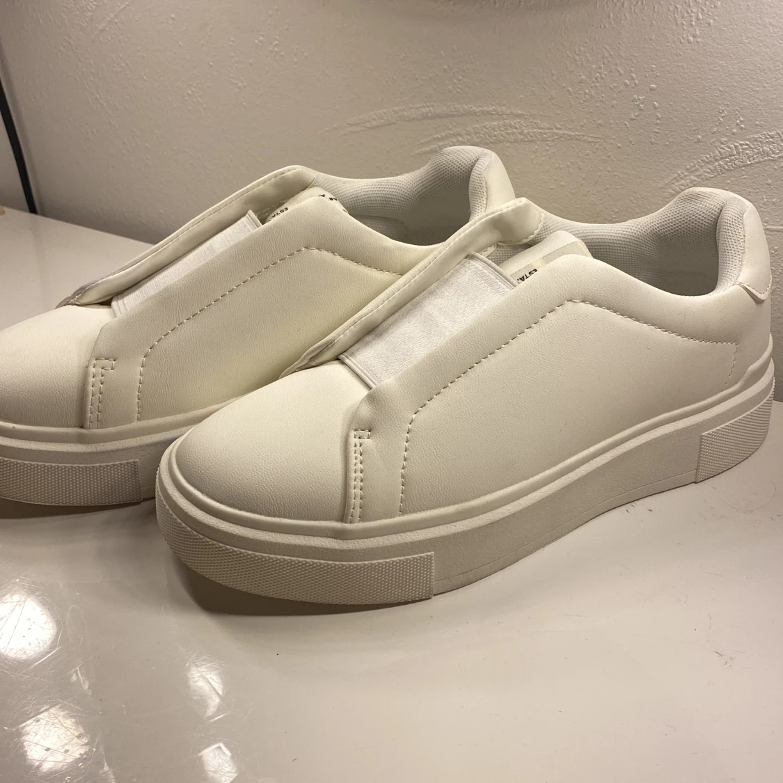 Vita slip-on sneakers från 157