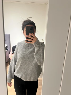 Grå stickad - Säljer denna mysiga stickade som kommer inte till användning längre för mig. 