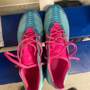 Adidas Messi fotbollsskor turkos/rosa - Använda 3 träningar, inget som är sönder eller likande. Storlek 42 passar 42.5.