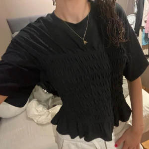 Svart blus med smock och volang - snygg tröja från gina 💕💕