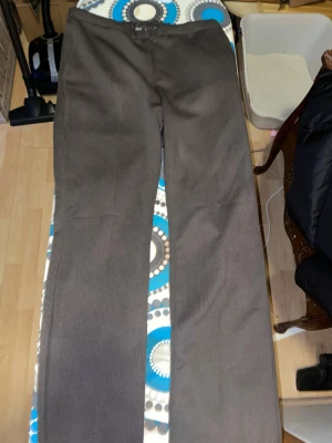 Bruna manchesterbyxor från Isolde - Säljer ett par bruna manchesterbyxor från Isolde med rak passform och elastisk midja. Byxorna har en klassisk look med diskreta ribbor i tyget och är perfekta för dig som gillar bekväma och stilrena plagg. Passar dig som vill ha en chill och enkel stil.