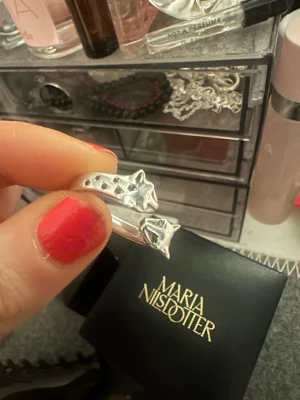 Maria Nilsdotter ring silver  - Jätte söt Maria Nilsdotter ring i silver med gröna diamanter❤️‍🔥justerbar så passar alla, box medföljer 