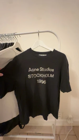 Acne Studios t-shirt  - Svart t-shirt från Acne Studios i nyskick. Storlek XS men sitter perfekt boxy på en som bär S. 10/10 skick. Köpt från acne studios och kan skicka kvitto till den som vill. Nypris 3100kr