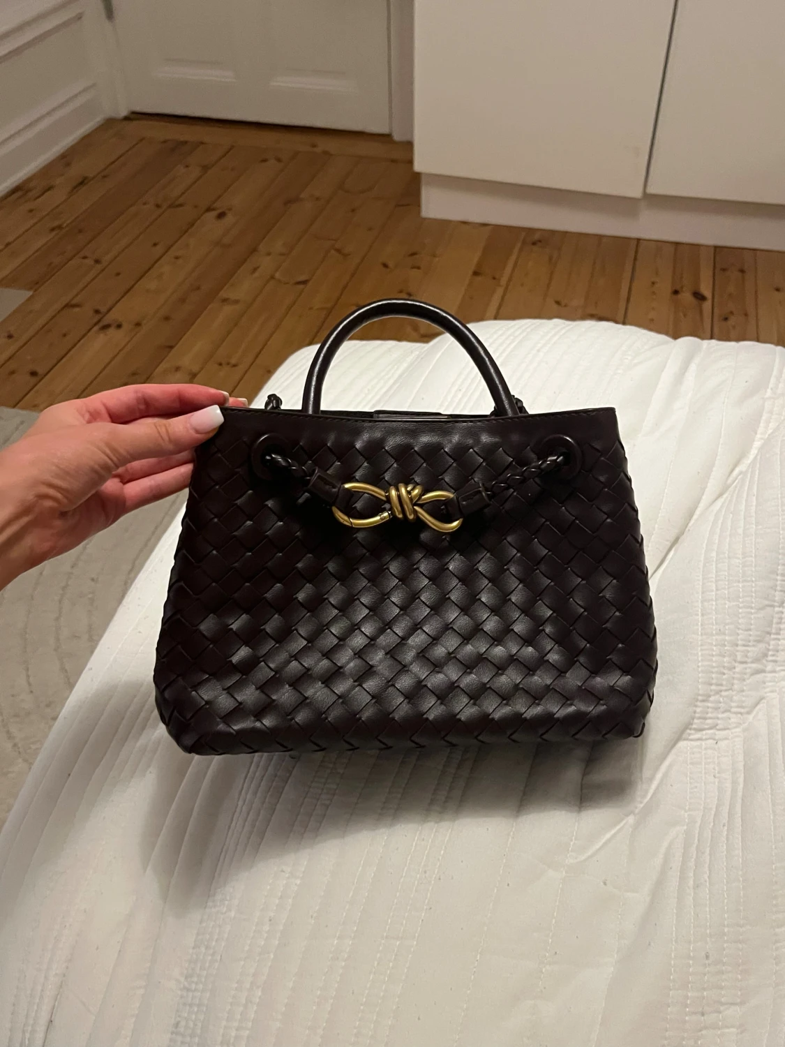 Mörkbrun handväska med flätad design