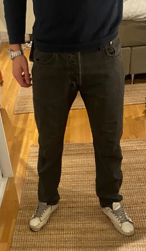Levi's 501 svarta jeans  - Svarta Levi's 501 jeans. Jeansen har läderpatch bak och diamanttouch vid gylfen. Helt nya, endast använd fåtal gånger! Tveka inte att höra av dig om frågor eller prisförslag!