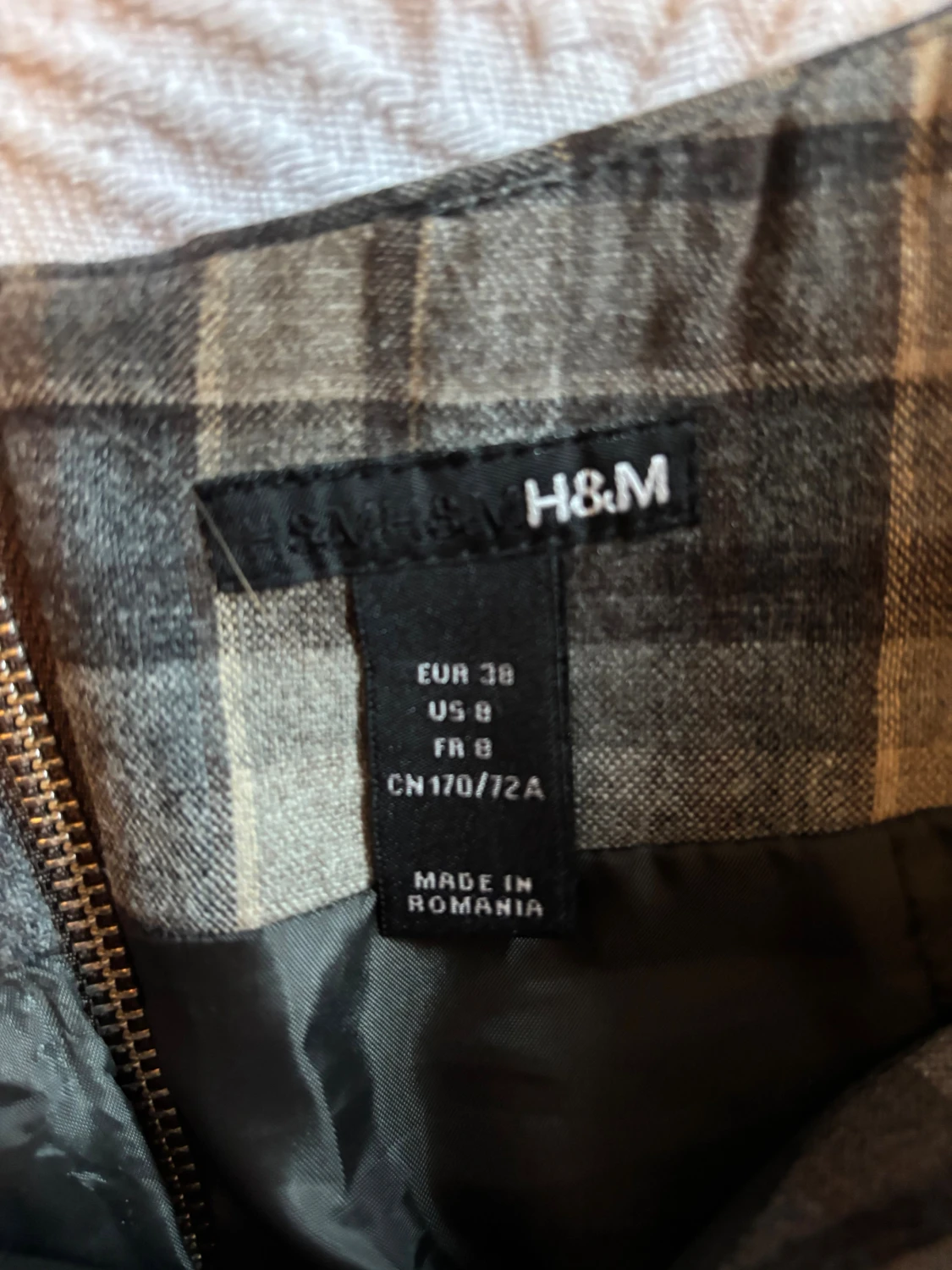 Rutig kortkjol från H&M i grå toner - 2