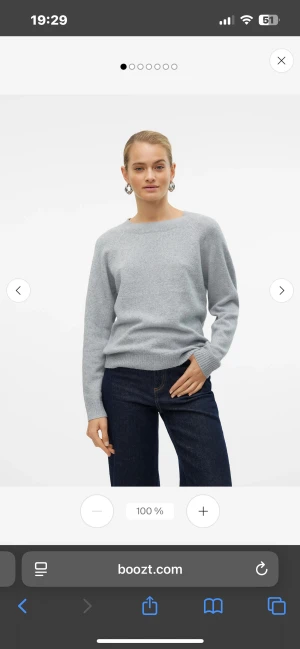 Ljusgrå stickad tröja från Vero Moda - Enkel och stilren ljusgrå stickad tröja från Vero Moda. Tröjan har rund halsringning, långa ärmar och ribbade muddar vid ärmslut och nederkant. Använd ett fåtal gånger. Nypris 300kr(kan gå ner i pris vid snabb affär). Kom privat för fler bilder!!!!🩷