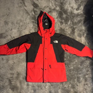 The North Face Summit Series Goretex XCR Parka Jacket Vintage 90s - Säljer en Goretex jacka från The North Face. Yttertyget består av Gore‑Tex XCR — en vattentät, vindtät och andningsbar membranteknologi som lämpar sig för grövre väder och tuffa förhållanden.                                          Storlek: S herr                                                                      Bröstmått: 54 cm.           Längd: 67 cm.                           Snabb leverans, tveka inte att skriva om du har frågor