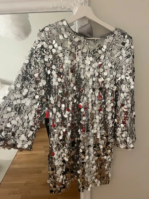 Klänning - Super fin klänning. Bekvämt material inuti så det sticks inte eller något liknande. Används en gång 