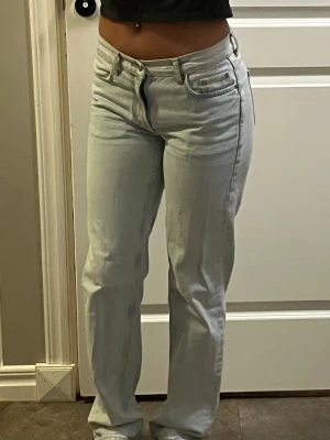 Ljusblå jeans  - Snygga ljusblå jeans,finns en blå fläck vid sidan av benet men inte man ser eller tänker på💕