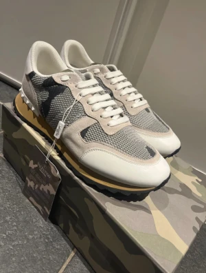 Valentino Rockrunners - Säljer ett par Valentino Rockrunners. Helt oanvända fick i present men passade inte. Storlek 44                                                                    Allt orginal följs med                                   Nypris 8000kr