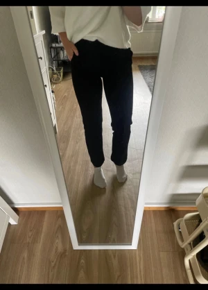 Svarta kostymbyxor Vero Moda XS - Snygga svarta kostymbyxor från Vero Moda i storlek XS. Perfekta till en chill look med sneakers eller boots. Sparsamt använda. Jag är ca 164cm och tycker de är lite korta för mig.🥰