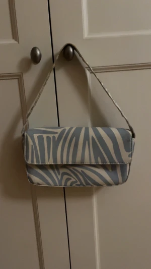 Axelväska  - Skitsnygg väska från Gina tricot. Inte alls mycket använd. Rymlig och jättesöt