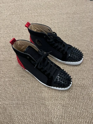 Christian Louboutin High tops - - Christian Louboutin High top skor - Nästan sprillans nya men har tyvärr 2 värme skador på sulorna (syns på sista bilderna) - Alla knitar är kvar - Storlek 43 - Inget og - Nypris ca 12000