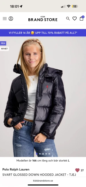 Svart pufferjacka från Polo Ralph Lauren - Snygg svart pufferjacka med glansig finish från Polo Ralph Lauren. Jackan har huva, quiltad design och dragkedja framtill. Röd logga broderad på bröstet ger en clean kontrast. Perfekt för dig som vill ha en cool och varm jacka med streetkänsla. Barn storlek L (14-16) pris kan diskuteras