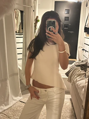 Topp med knytning - Säljer en super söt blus från Zara med knytning i ryggen, som går att justera. Använd 1 gång☺️skriv vid frågor