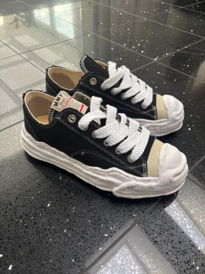 Maison Mihara Yasuhiro - Unika svarta sneakers från MMY. Perfekt om du vill ha skor som ingen annan har. 