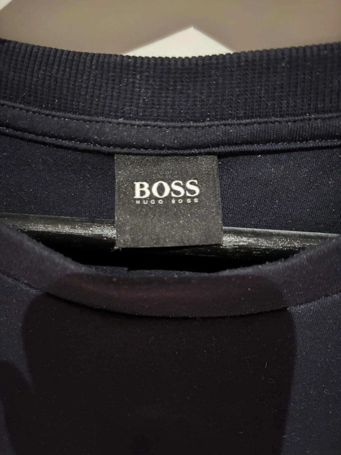 Svart sweatshirt från Hugo Boss med guldtryck - 1