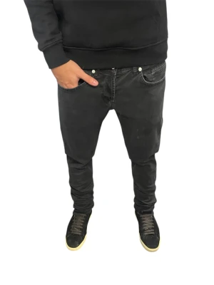 Dondup George jeans - Svarta Dondup George jeans. Mycket bra skick. Storlek 34 passar dig mellan 180-190 ungefär. Modellen är 173cm, 64kg. Pris kan diskuteras!!