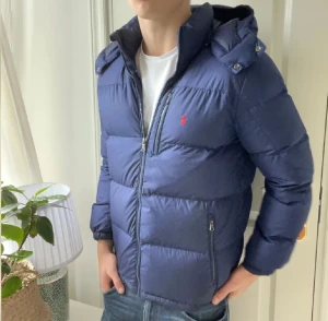 Ralph Lauren dun jacka S - Ralph Lauren dun jacka i storlek barn Xl vilket motsvarar S i herr. Modellen är 180 cm 75 kg. Inga som helst defekter och jackan är i nyskick! Men lite lite liten på modellen, rekommenderas för 165-180. Perfekta jackan för nu i vintern! Väldigt fin jacka med nypris omkring 5000 kr, mitt pris 2399 🏆 självklart äkta, ända lilla defekten som man knappt kan kalla en defekt är att polo lapp där man typ skriver sitt namn i jackan har nästan lossnat helt…