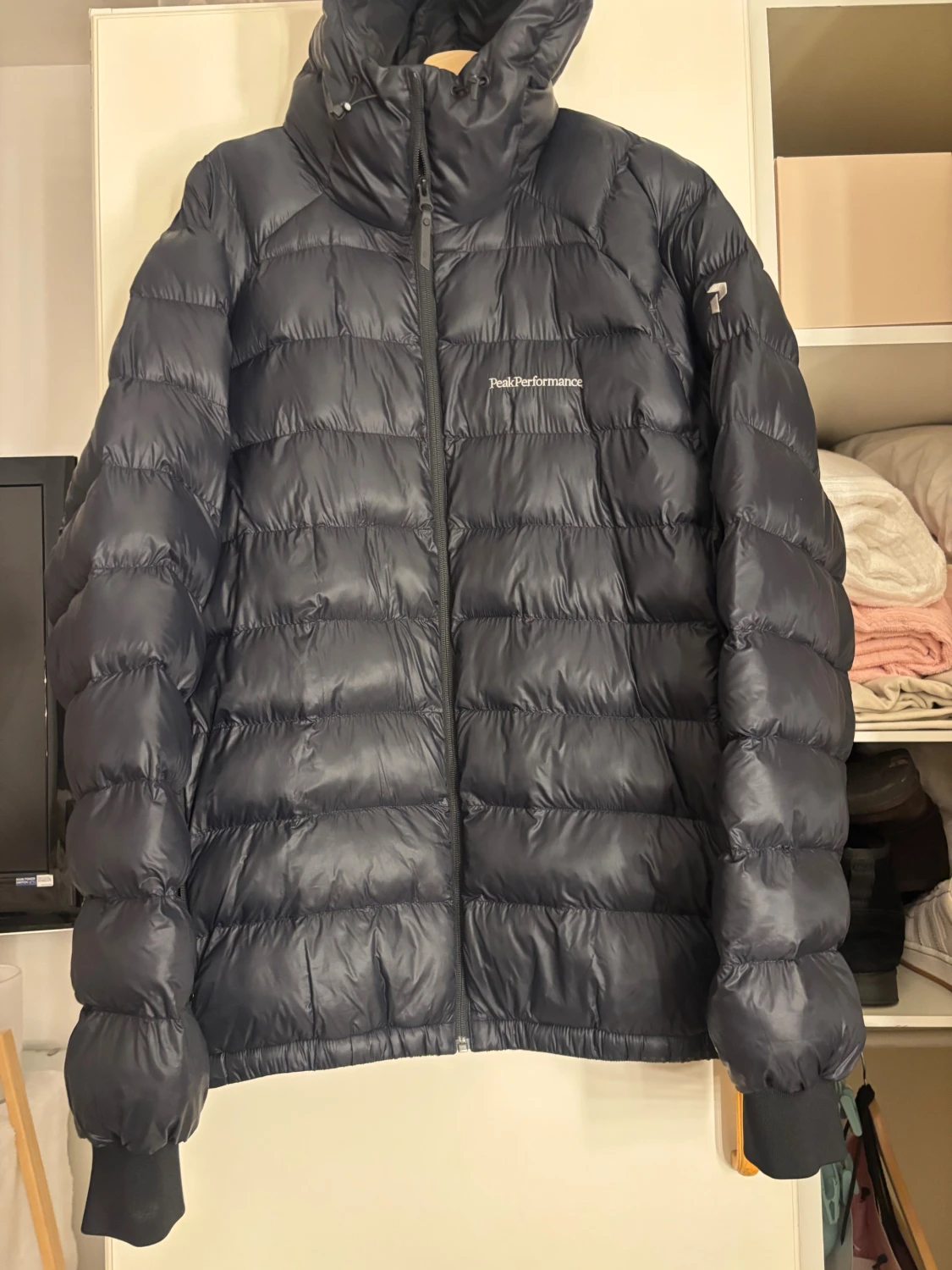 Svart dunjacka Peak Performance