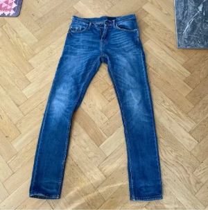 Tiger of sweden jeans  - Snygga blå jeans från Pistolero i klassisk straight fit med normal passform. Jeansen har fem fickor, dragkedja och knappstängning. Materialet är slitstarkt denim med coola slitningar och kontrastsömmar. Perfekt för dig som gillar en tidlös jeanslook. skriv vid frågor eller funderingar 
