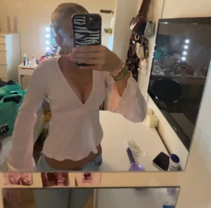 Blus  - Väldigt bra skick enbart en liten sminkfläck på undersidan av armen vilket inte syns när man har på den. Borde även gå bort i tvätten. Storlek xxs. nypris 300/350?