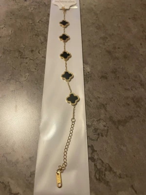 Fyrklöver armband, 18K PVD Pläterat!  - Populära fyrklöver armband i 316 rostfritt stål med 18k guldplätering för lång livslängd. Perfekt accessoar för att lyfta din outfit med en touch av lyx. 17cm sen kan man förlänga den upp till 5cm.