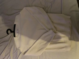 Vit stickad tröja från Zara - Snygg vit stickad tröja från Zara med rund hals och ribbade muddar. Perfekt för dig som gillar enkel och clean stil. Tröjan har lång ärm och är gjord i mjukt material som känns skönt mot huden. Passar dig som vill ha en klassisk look.