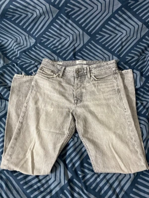 Gråa Jack&jones jeans  - Säljer mina Jack&jones jeans på grund av att jag inte använder de längre, bra skick. Pris går att diskuteras. 