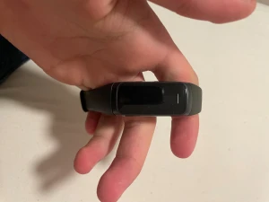 Samsung Galaxy Fit - Samsung Galaxy Fit aktivitetsarmband i svart. Skärmen och armbandet ser ut att vara i gott skick utan synligt slitage. Perfekt för träning och hälsospårning med pulsmätare och stegräknare. Lätt och bekväm att bära hela dagen.