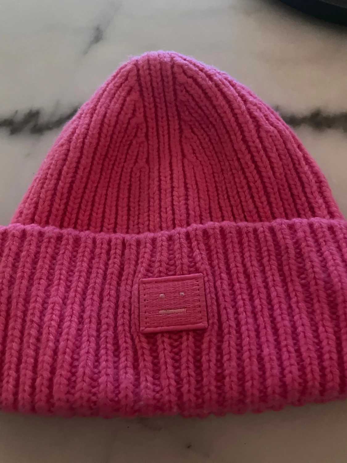 Rosa ribbad mössa Acne Studios