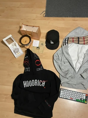 Säljer allt - Nu säljer jag att de här. För de har blivit för små för min jätte finna grejer till ett rickdigt bra pris. På tal om pris kan de diskuteras 